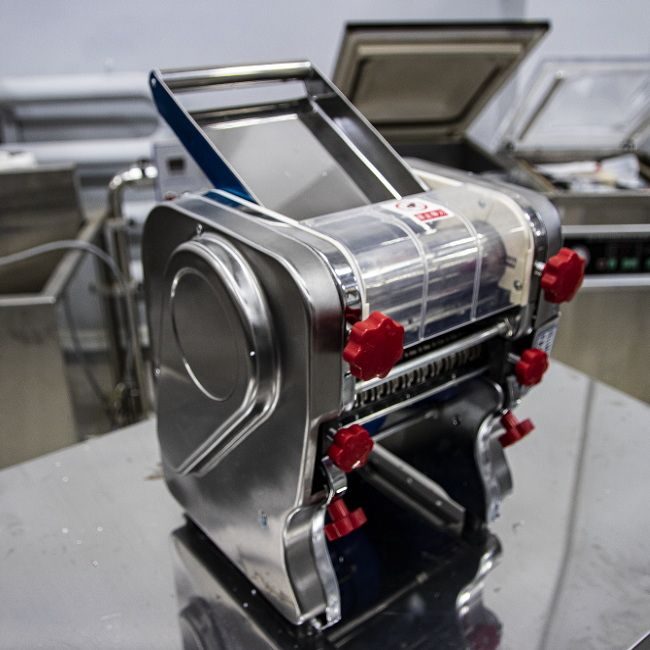 Фото Лапшерезка Hualian Machinery HMT-20 (200 мм) 2