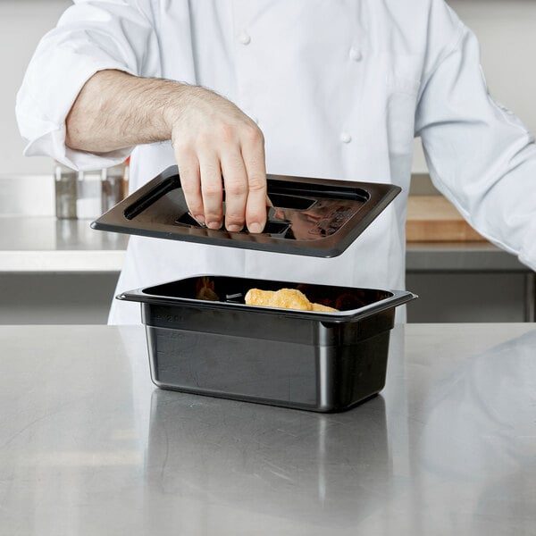 Фото Крышка Cambro для гастроемкости GN1/4 с ручкой, поликарбонат, черный — арт. 40CWCH-110 1