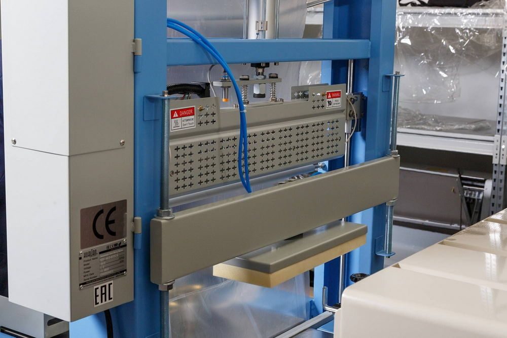 Фото Машина термоусадочная Hualian Machinery TF-6540SA 1