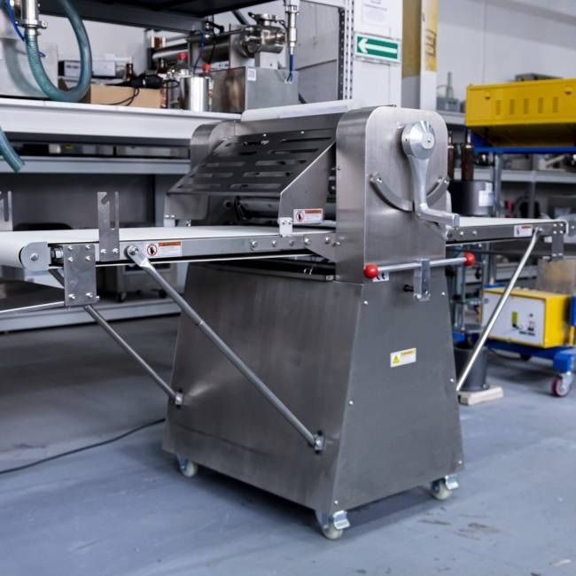Фото Тестораскаточная машина Hualian Machinery YP-520 1