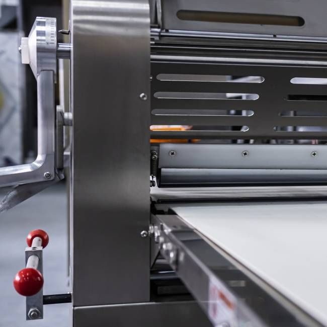 Фото Тестораскаточная машина Hualian Machinery YP-520 2